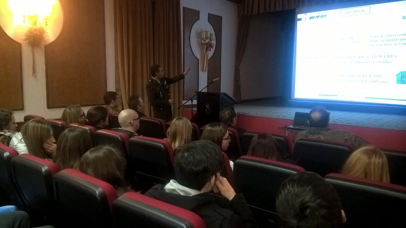 Visita alumnos de secundaria al CG FLO y Palacio de Capitanía - Imagen 3